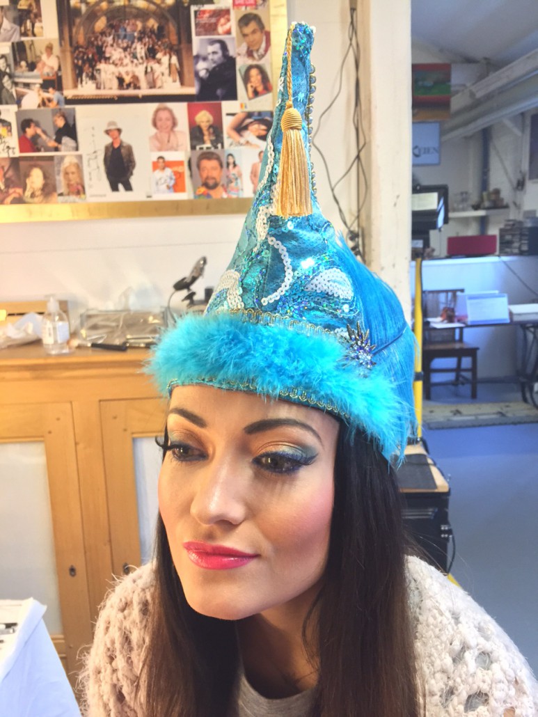 ein schönes Beauty Make-Up in Kombination mit einer Karnevals Kappe von Pea Schneider