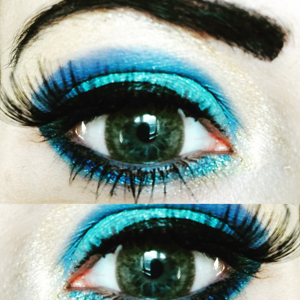 Augenmakeup in Grün-Türkis - Blau Tönen und natürlich starke Wimpern mit einem tiefschwarzen Lidstrich